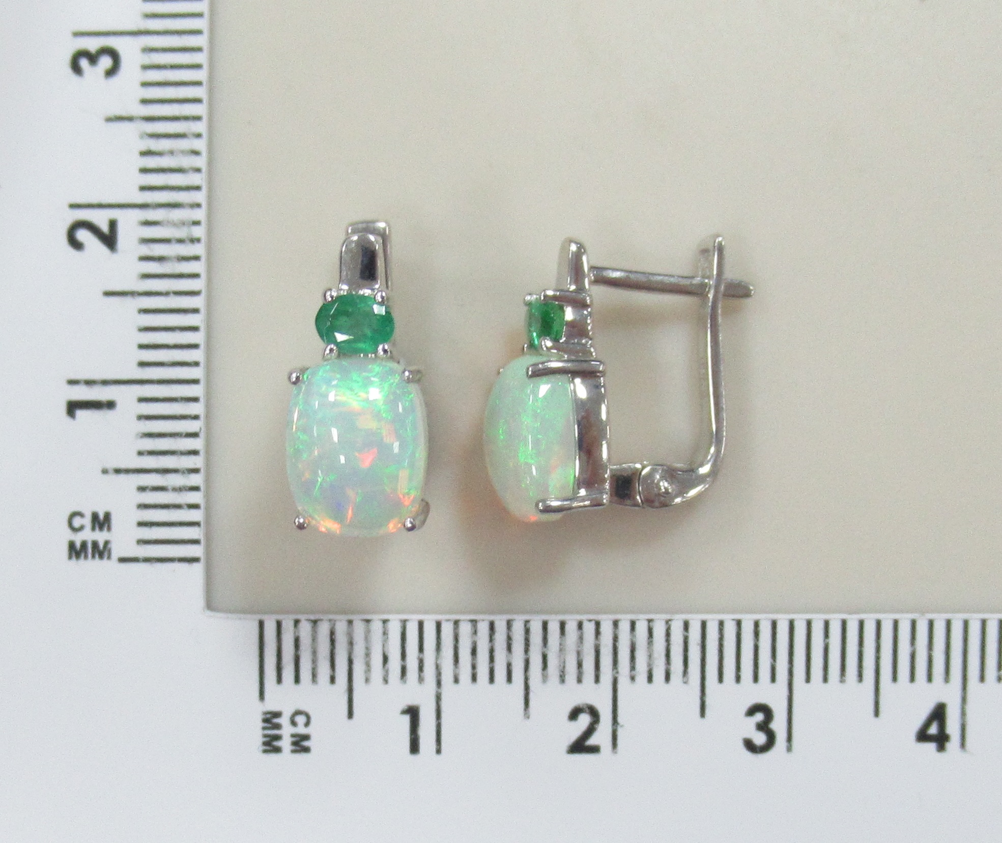 Серебряные серьги с опалами и изумрудами